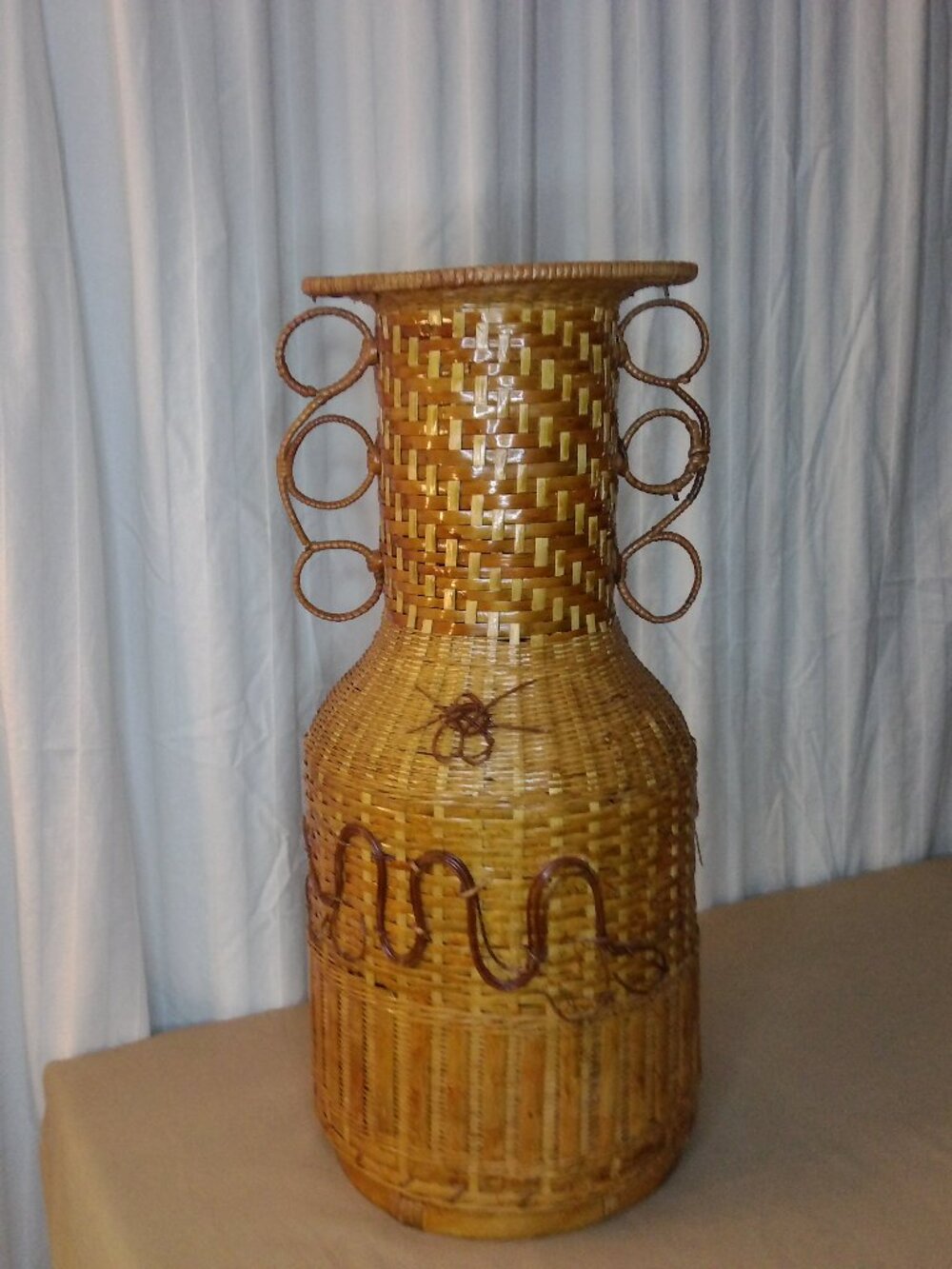 Vintage woven wicker vase, very good condition, boho chic